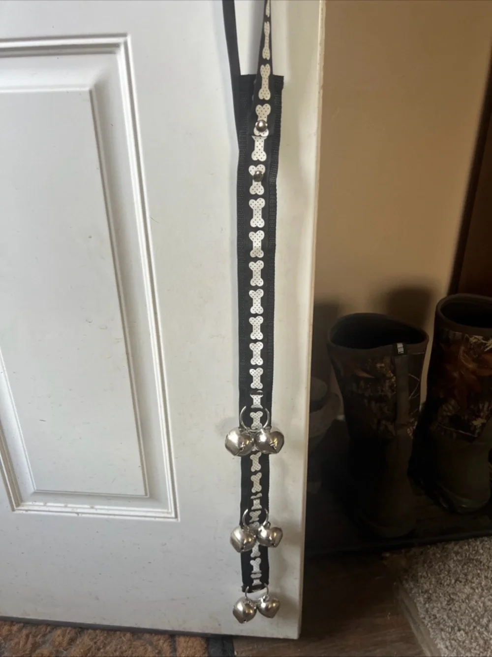 Dog Doorbell Training Strap with Jingle Bells – Black with White Bone Pattern